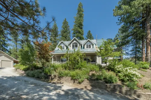 Spacious Outdoor Sports Court and Cozy Family Room - Inviting Mountain Retreat