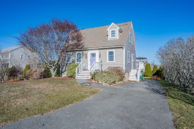 Charming Cape Cod Retreat with Bay Views - Inviting Coastal Escape 德克斯特磨坊附近的飯店