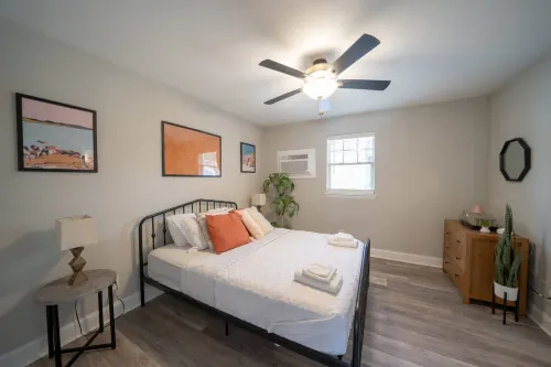 Cozy Kitchen and Smart TV - Charming Coastal Escape Hotels in Norfolk