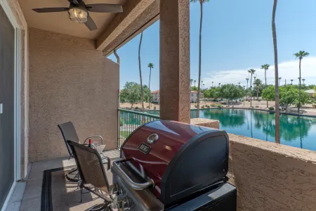 Scenic Lake Views with Heated Pool and Spa - Charming Oasis Отели рядом с достопримечательностью «Arizona State University Polytechnic Campus»