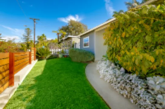 Private Entrance and Back Patio Retreat - Charming Beach Cottage