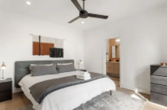 Modern Cabin with Hot Tub and Scenic Views - Inviting Mountain Retreat