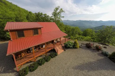 Secluded mountain view log cabin with WiFi, fireplace, & wrap-around porch Santa's Land Fun Park & Zoo附近的飯店