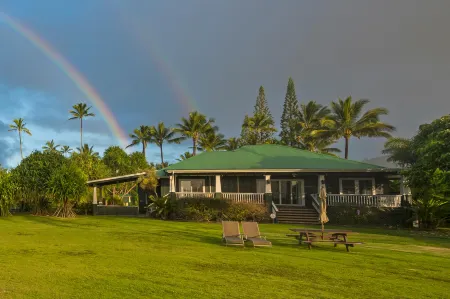 Beachfront Home with Stunning Views - Serene Coastal Escape Отели рядом с достопримечательностью «Hanalei Pier»
