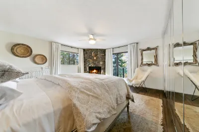 Heavenly lakeview home with hot tub and large kitchen Luxe42