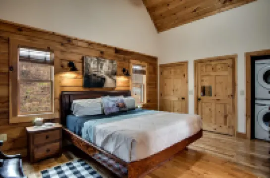 Private Hot Tub and Serene Nature Escape - Cozy Charming