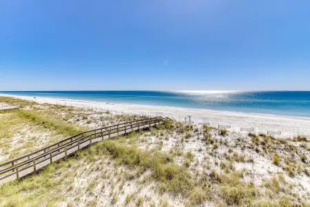 Lovely condo with private beach access - pool, private balcony & W/D Отели рядом с достопримечательностью «Pensacola Beach Gulf Side Artificial Reef»