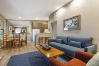 Scenic Balcony and Community Amenities Await - Charming Oasis Hotels in Kimberling City