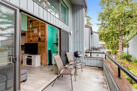 Bay-view condo with pool, hot tub, balcony & lofted layout - walk to the beach Отели рядом с достопримечательностью «Парк штата Берч Бэй»