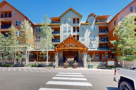 Keystone Condo w/Mountain Views, Shared Pool/Hot Tub - Near Ski Lift/Restaurants