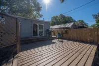 Deck, Grill Access and Convenient Amenities - Charming Escape فنادق في بينيلاس بارك