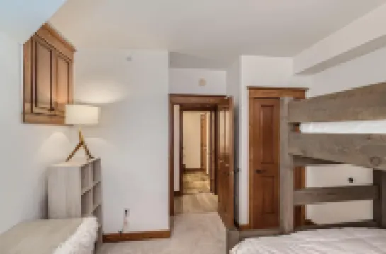 Hot Tub, Sauna, Parking and Steps to Ski Lifts - Luxurious Retreat