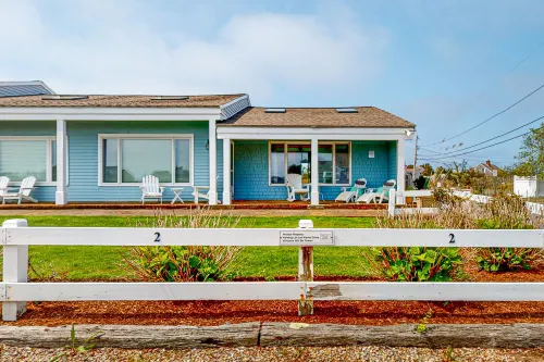 Seaside condo with patio, beach access, loft, board games, gas grill, & firepit Hotel di Chatham