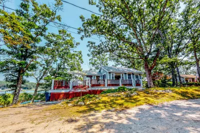 Cottage by the Bay Hotels near Four Ponds Conservation Area