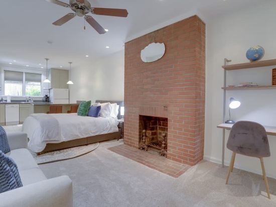 Cozy Living Space with Modern Amenities Near Landmarks - Charming Oasis