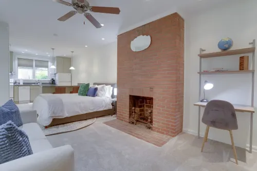 Cozy Living Space with Modern Amenities Near Landmarks - Charming Oasis