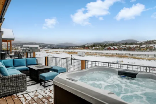 Luxury Amenities and Breathtaking Views - Exquisite Mountain Oasis