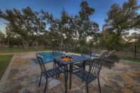 Upscale Home with Pool and FirePit - Close to Mercer St! - 5 tähden