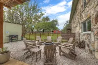 Luxury Pool and Hot Tub with Scenic Views - Exquisite Hill Country Retreat