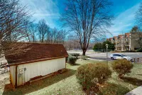 Lower-level riverfront condo - close to everything in downtown Helen Hotels in Helen