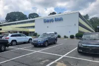 Days Inn by Wyndham Alexandria South - Parking