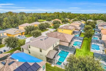 5 BR with pool! By shopping, restaurants, Disneyworld, & Universal Studios!