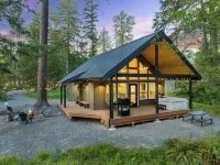 Cozy cabin retreat w/hot tub less than 5 mi to Mt Rainier NP - 샬레 호텔