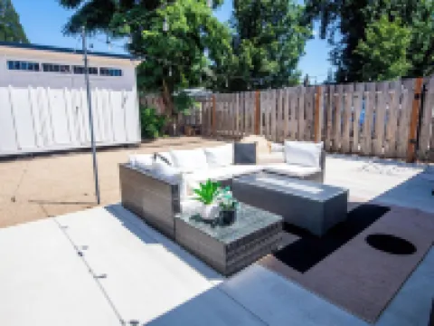 Luxury Hot Tub, Outdoor Fire Pit, Newly remodeled, Close to I-5, Walk to River Hotels in Rogue River