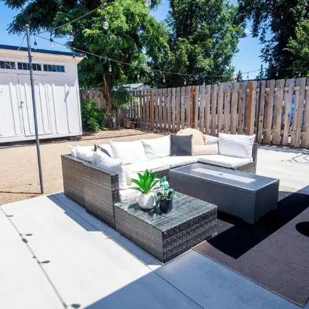 Luxury Hot Tub, Outdoor Fire Pit, Newly remodeled, Close to I-5, Walk to River