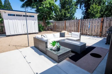 Luxury Hot Tub, Outdoor Fire Pit, Newly remodeled, Close to I-5, Walk to River Отели в г. Рог Ривер