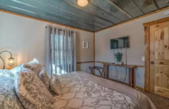 Private Hot Tub and Fire Pit Oasis - Charming Creekside Retreat