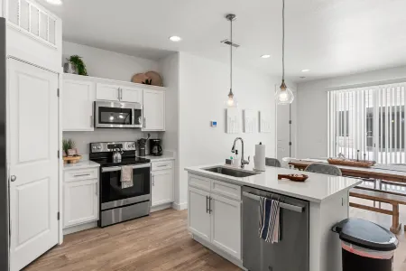 Stylish Townhouse with Giant Loft and Trailer Parking - Luxurious Oasis