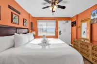 Spacious Living Area and Multiple Pools - Charming Coastal Retreat Boardwalk附近的飯店