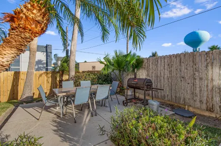 Ground Floor Bayside Beauty Walk to the Beach Отели рядом с достопримечательностью «Sea Turtle, Inc.»