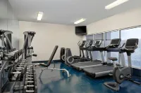 Four Points by Sheraton Hotel & Suites Calgary West - Gym