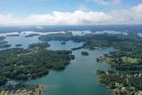 Spacious 8-bedroom house with WiFi and AC on peaceful Lake Keowee private cove.