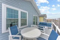 New Construction - Walk to Beach - King Size Bed