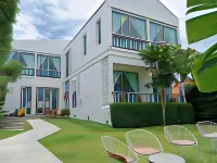 White Wall Riverfront Hotel Các khách sạn ở 