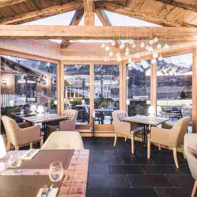 Lifestyle Rooms & Suites by Beau-Séjour Dining/Meeting Rooms