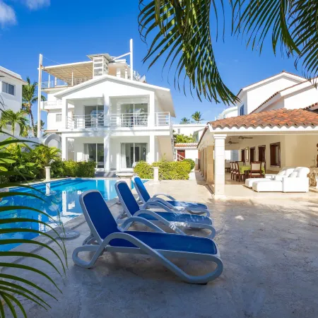 Beachfront 7Br Villa with Pool & Maid