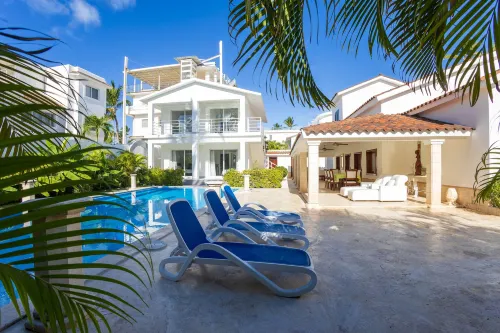 Beachfront 7Br Villa with Pool & Maid