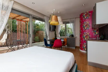 Studio Terrasse la Roulotte du Tzigane Mandara Beach Antibes Juan-Les-Pins Отели в г. Антиб