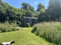 Cabin Retreat in Bedford - Sleeps 2 & Free Parking Hotels near Longs Inn Restaurant