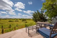 NEW HOT TUB under the Stars, Sunset View, Pets, EV Charger, Chef’s Kitchen