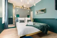 The Charming Trocadero Eiffel Tower - Bed and Breakfasts
