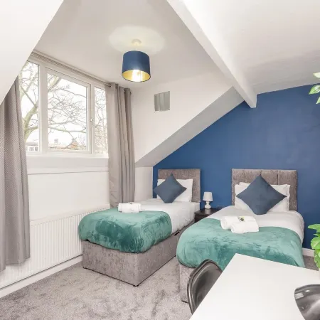 Leeds 4-Bed House - Sleeps 9 Free Parking & WiFi