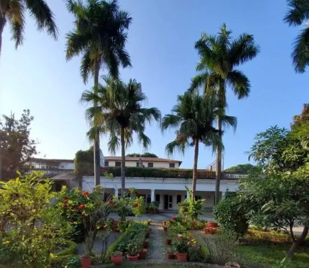 Mango Tree Courtyard Dehradun Отели рядом с достопримечательностью «Dehradun Railway Station»