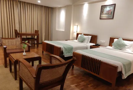 Grand Hotel Отели рядом с достопримечательностью «Керала Хай Корт»