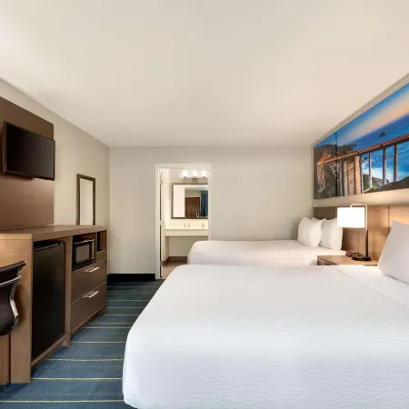 Days Inn & Suites by Wyndham Anaheim at Disneyland Park