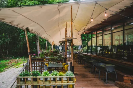 Utopia Hotel - Art & Nature Hotel Отели в г. Masnuy-Saint-Jean